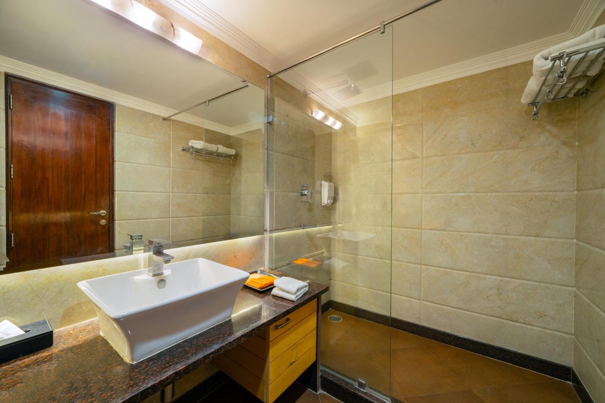Hotel Saffron Leaf Dehradun Eksteriør bilde
