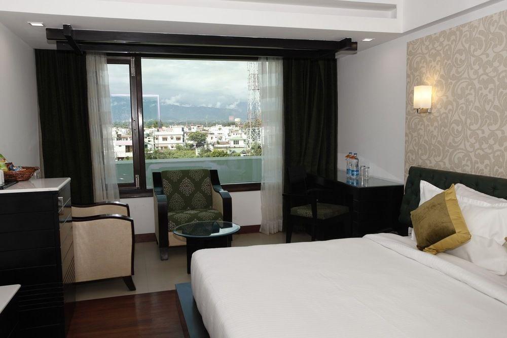 Hotel Saffron Leaf Dehradun Eksteriør bilde